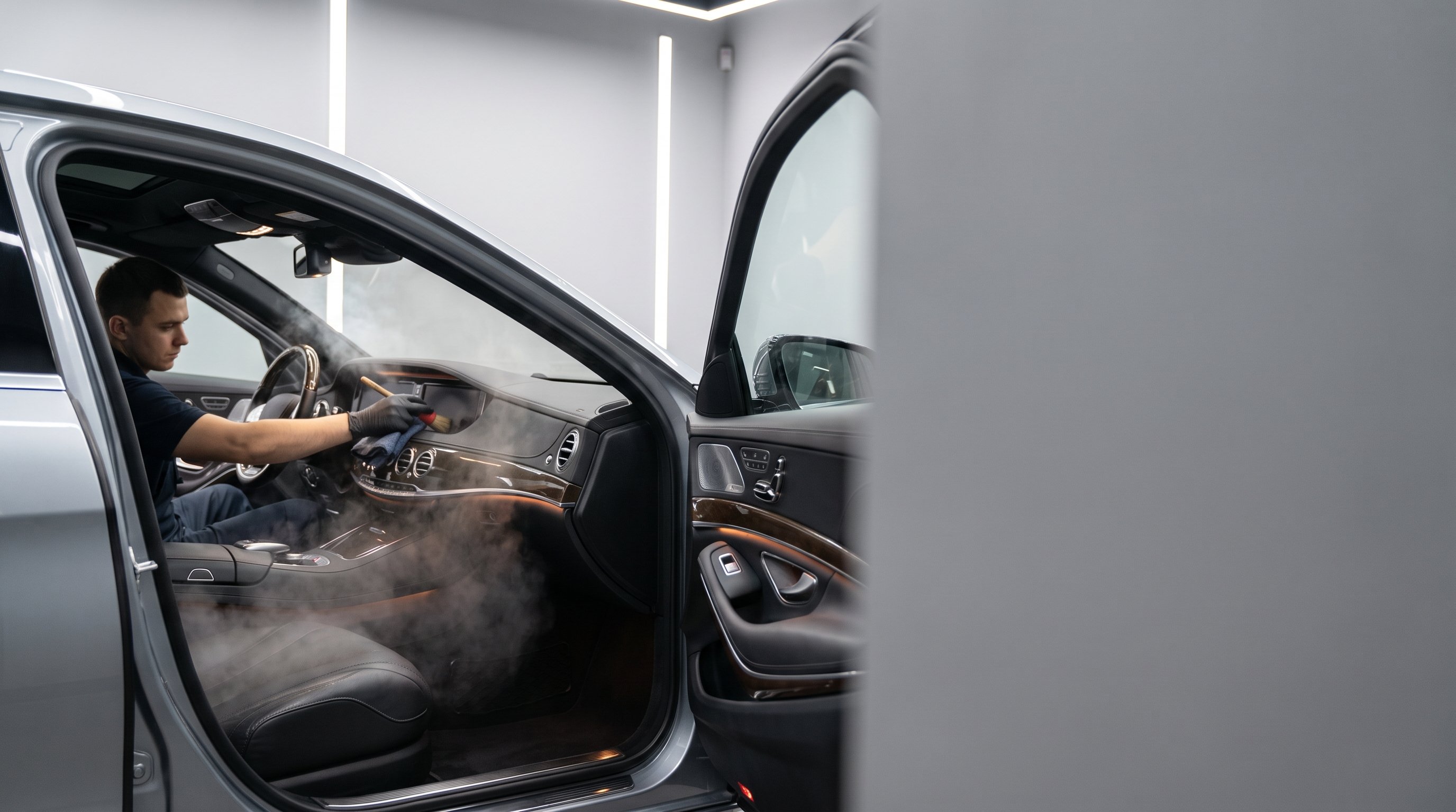 Fotografia profissional ilustrando lavagem interna de carro com foco em soluções inteligentes no nicho de outros.